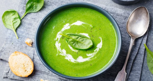 Frühlingshafte Spinatsuppe mit geröstetem B...